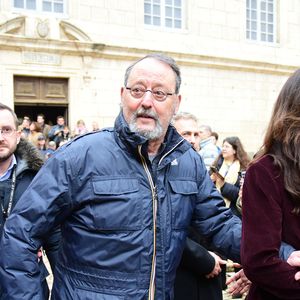 Jean Reno et sa femme Zofia Borucka lors de la 164ème vente des Hospices de Beaune sous les Halles de Beaune le 17 novembre 2024.
Cette 164ème édition se tenait comme chaque année sous la Halle de Beaune, en face de l'Hôtel-Dieu. La Pièce de Charité, un Beaune 1er cru "Les Bressandes", a été vendue pour 360.000 euros

© Romain Doucelin / Bestimage