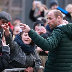 Mais apparemment, cela ne gêne en rien le prince William !

Le prince William, prince de Galles, fait des selfies avec la population lors de sa visite à Tallinn (Estonie), le 20 mars 2025. 
© Ian Vogler / Bestimage