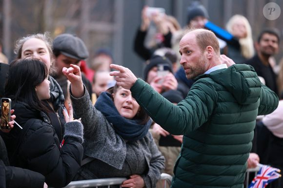 Mais apparemment, cela ne gêne en rien le prince William !

Le prince William, prince de Galles, fait des selfies avec la population lors de sa visite à Tallinn (Estonie), le 20 mars 2025. 
© Ian Vogler / Bestimage