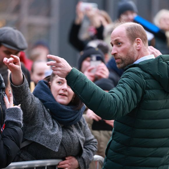 Mais apparemment, cela ne gêne en rien le prince William !

Le prince William, prince de Galles, fait des selfies avec la population lors de sa visite à Tallinn (Estonie), le 20 mars 2025. 
© Ian Vogler / Bestimage