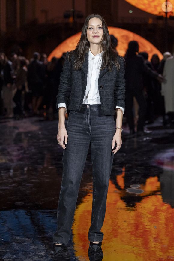 Il existe heureusement des alternatives pratiques, comme installer des tableaux ou de grandes feuilles adhésives.

Marion Cotillard - Photo Call du Défilé de mode Chanel Collection Printemps-Été 2026 dans le cadre de la Fashion Week de Paris, France, le 6 octobre 2025.
 
© Olivier Borde / Bestimage