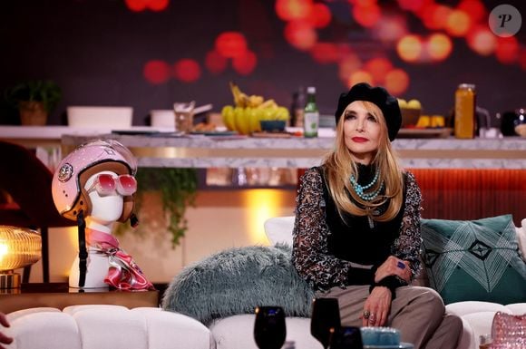 Exclusif - "Corine", Jeanne Mas lors de l'enregistrement de la nouvelle émission "Bertrand n'a pas sommeil", présentée par B.Chameroy et diffusée le 12 janvier  sur France 2
Bertrand Chameroy vous invite chez lui, dans son appartement, le vendredi soir, pour vivre une expérience totalement inédite !

Une soirée où le tapage nocturne est autorisé… sans limite !

« Bertrand n’a pas sommeil » et ça tombe bien !

Car oui, quand on n’a pas sommeil, on fait tous la même chose : on appelle des copains, on chante, on danse, on joue, on se pose des questions existentielles, on scrolle sur les réseaux sociaux, on zappe sur les chaînes info…

Accompagné de sa bande d’amis, Bertrand Chameroy nous promet des soirées où tout est possible avec :

    4 invités différents chaque semaine sur son canap ;
    Paloma, la voisine du dessus – dont les talons résonnent très fort dans l’appartement –, qui s’invite à l’improviste pour passer au grill un invité et le mettre « Dans de beaux drags » ;
    L’enceinte connectée, Corinne – comme le prénom de la mère de Bertrand –, qui ose dire tout haut ce qu’il ne faut même pas dire tout bas ;
    et Agitus, la caméra connectée directement au téléspectateur…

Le tout autour de surprises et de séquences imprévisibles auxquelles nos invités et téléspectateurs ne s'attendent pas… car, la nuit, tout peut arriver quand on n’a pas sommeil !

Notez bien les infos :

Digicode : 050124

Interphone : Chameroy

2e étage droite
© Dominique Jacovides / Bestimage