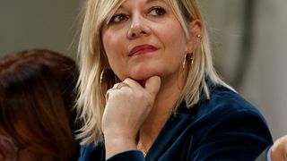"Je cherche à comprendre leur aveuglement" : Flavie Flament évoque les fans de Patrick Bruel qui le soutiennent