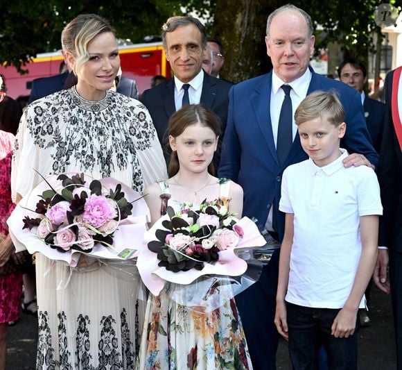 Le prince Albert II de Monaco, la princesse Charlène de Monaco, le prince Jacques de Monaco, marquis des Baux, et la princesse Gabriella de Monaco, comtesse de Carladès, ont été accueillis à Mur-de-Barrez en Aveyron par M. Pierre Ignace, le maire de la commune et membre de la délégation officielle française lors de la récente visite d’État à Monaco, le 9 juillet 2025.
© Bruno Bebert/Bestimage