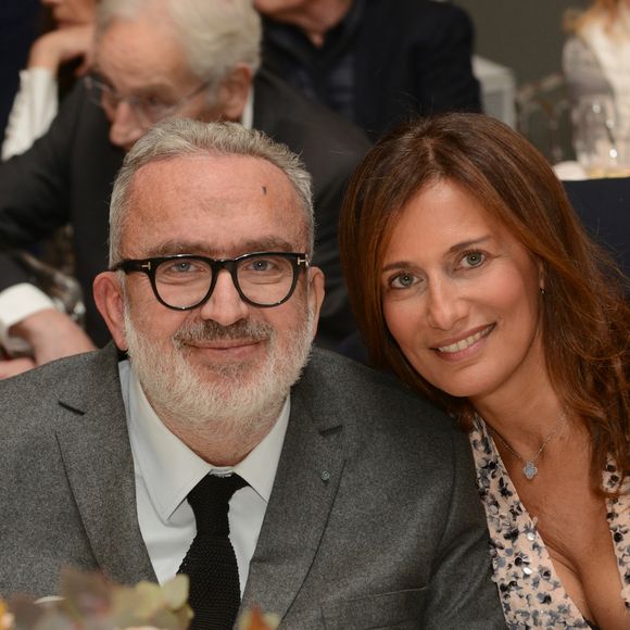 Isabelle, l’épouse de Dominique Farrugia, a raconté les débuts surprenants de leur histoire d’amour dans le podcast “A contre-jour”.

Dominique Farrugia et sa femme Isabelle - Gala annuel du "Casip-Cojasor" à l'Hôtel Salomon de Rothschild à Paris. © Erez Lichtfeld/Bestimage