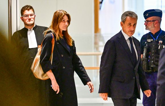 Nicolas Sarkozy et sa femme Carla Bruni - Nicolas Sarkozy condamné à 5 ans de prison à l'issue du procès de l'affaire du financement libyen au tribunal correctionnel de Paris, le 25 septembre 2025. L'ancien chef de l'Etat était accompagné de sa femme, Carla Bruni. 
© Christian Liewig / Bestimage