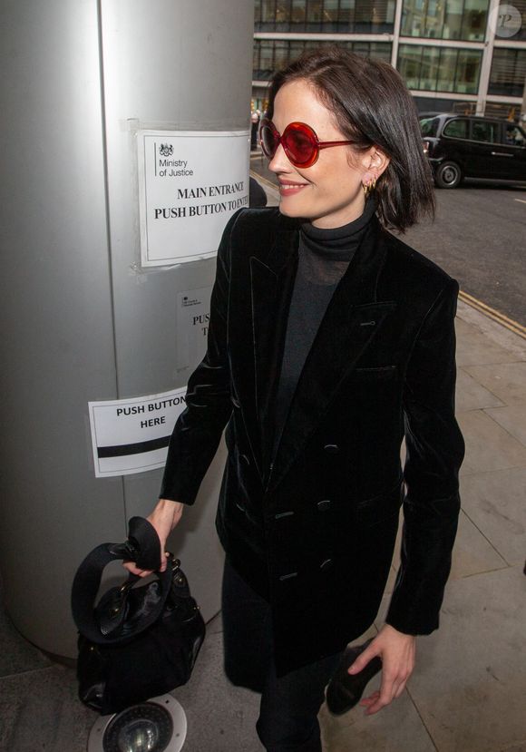 L'actrice française Eva Green, accompagnée de son agent Charles Collier, arrive au tribunal Rolls Building pour son procès contre la société White Lantern Films à Londres, Royaume Uni, le 31 janvier 2023. © Tayfun Salci/Zuma Press/Bestimage