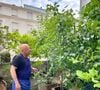 Cette terrasse complète une maison atypique dotée d'une immense cuisine. 

Thierry Marx ouvre les portes de son potager privé, sur le toit de sa maison.