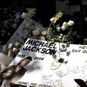 Bien que Michael Jackson ait déménagé depuis longtemps de son célèbre ranch Neverland à Los Olivos, en Californie, le 11 juillet 2009, dans les jours qui ont suivi sa mort, ses fans lui ont rendu hommage en laissant des cartes, des fleurs, des bougies et d'autres souvenirs devant ses portes, où, en son honneur, les propriétaires actuels du ranch ont joué sa musique par le biais de haut-parleurs. 
FAME PICTURES / BESTIMAGE