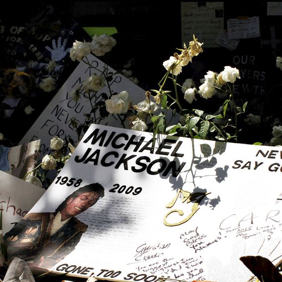 Bien que Michael Jackson ait déménagé depuis longtemps de son célèbre ranch Neverland à Los Olivos, en Californie, le 11 juillet 2009, dans les jours qui ont suivi sa mort, ses fans lui ont rendu hommage en laissant des cartes, des fleurs, des bougies et d'autres souvenirs devant ses portes, où, en son honneur, les propriétaires actuels du ranch ont joué sa musique par le biais de haut-parleurs. 
FAME PICTURES / BESTIMAGE