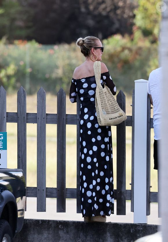 Exclusif - Laeticia Hallyday accompagnée de son compagnon Frédéric Suant et de sa fille Joy sont allés accueillir Jade à l'aéroport de Saint-Barthélemy-Rémy-de-Haenen où tout le monde se retrouve pour le 50ème anniversaire de Laeticia, à Saint-Jean, Saint-Barthélémy, Antilles françaises, France, le 15 mars 2025.
DOMINIQUE JACOVIDES / BESTIMAGE