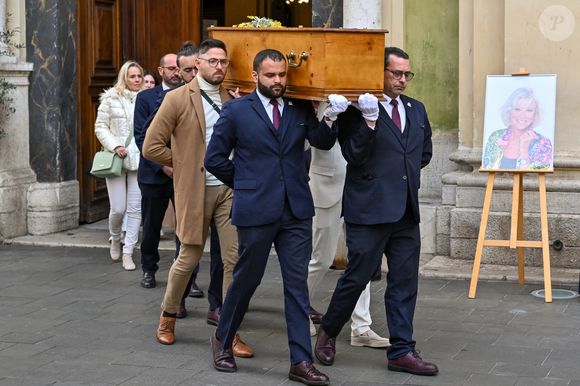 Le cercueil de la défunte avec Céline Olive (fille de E.Leclercq) à la sortie des obsèques d'Evelyne Leclercq en la cathédrale Sainte-Réparate de Nice, France, le 13 janvier 2026. Une tenue blanche ou claire est souhaitée pour la cérémonie. Ni fleurs, ni couronnes. Selon la volonté de la défunte Evelyne, des dons en faveur du pôle cancérologie Arnault Tzanck pourront être effectués par chèque à l'ordre de FDD AAT ou via un lien numérique HelloAsso - Campagne de dons, Institut du Cancer de Mougins. © Bruno Bebert/Bestimage