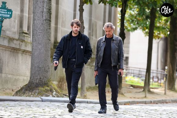 Il a salué l’exposition et remercié son père, Paul Belmondo.

Paul Belmondo et son fils Alessandro Belmondo - Sorties des obsèques d’Alain Belmondo au crématorium du Père-Lachaise à Paris, France, le 4 septembre 2025. © Dominique Jacovides/Bestimage