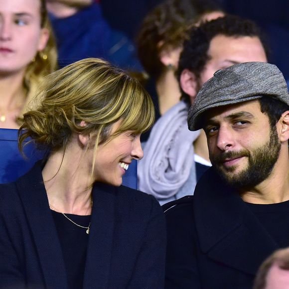Isabelle Ithurburu et son compagnon Maxim Nucci - People dans les tribunes du Parc des Princes lors du Match PSG contre Nice le 27 octobre 2017.
© Giancarlo Gorassini/Bestimage