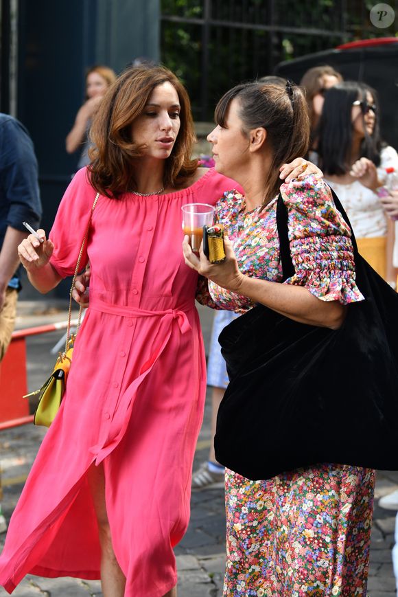 Exclusif - Aure Atika - Après l'hommage à Philippe Cerboneschi (Zdar), le cortège de la famille et des proches se dirige à pied de la place Marcel Aymé vers le Cimetière de Montmartre à Paris le 2 juillet 2019
©Agence /Bestimage
