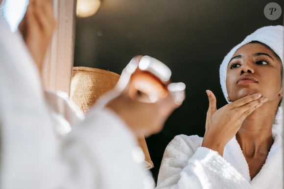 Rougeurs, irritations, déshydratation et hypersensibilité sont de plus en plus observées chez les personnes utilisant trop d’actifs.

Sora Shimazaki sur Pexels