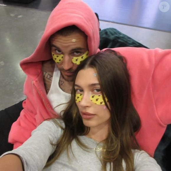 Hailey et Justin Bieber font la promotion des nouveaux skin patchs Rhode. Hailey et Justin Bieber sur Instagram.