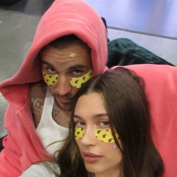 Hailey et Justin Bieber font la promotion des nouveaux skin patchs Rhode. Hailey et Justin Bieber sur Instagram.