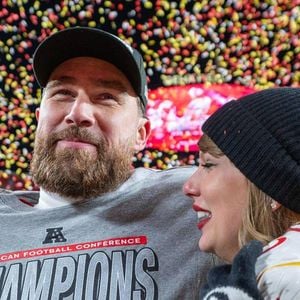 La jeune femme est venue encourager son chéri, Travis Kelce, joueur de Kansas City

Travis Kelce et Taylor Swift quittent le terrain après la cérémonie de remise des trophées suite à la victoire 32-29 des Chiefs sur les Buffalo Bills lors du AFC Championship Game, le dimanche 26 janvier 2025, au GEHA Field du Arrowhead Stadium. 
(Crédit photo : © Emily Curiel/The Kansas City Star via ZUMA Press Wire)