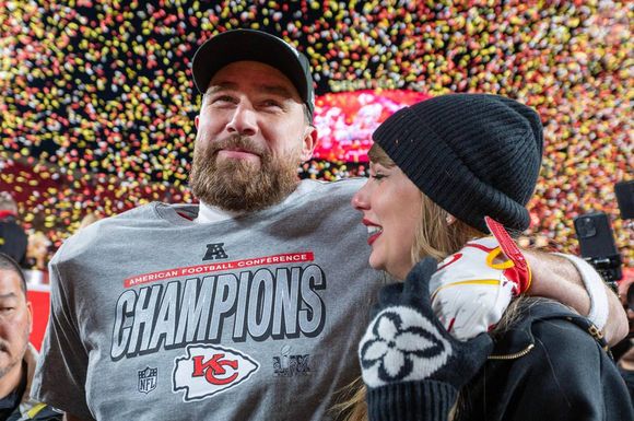 La jeune femme est venue encourager son chéri, Travis Kelce, joueur de Kansas City

Travis Kelce et Taylor Swift quittent le terrain après la cérémonie de remise des trophées suite à la victoire 32-29 des Chiefs sur les Buffalo Bills lors du AFC Championship Game, le dimanche 26 janvier 2025, au GEHA Field du Arrowhead Stadium. 
(Crédit photo : © Emily Curiel/The Kansas City Star via ZUMA Press Wire)