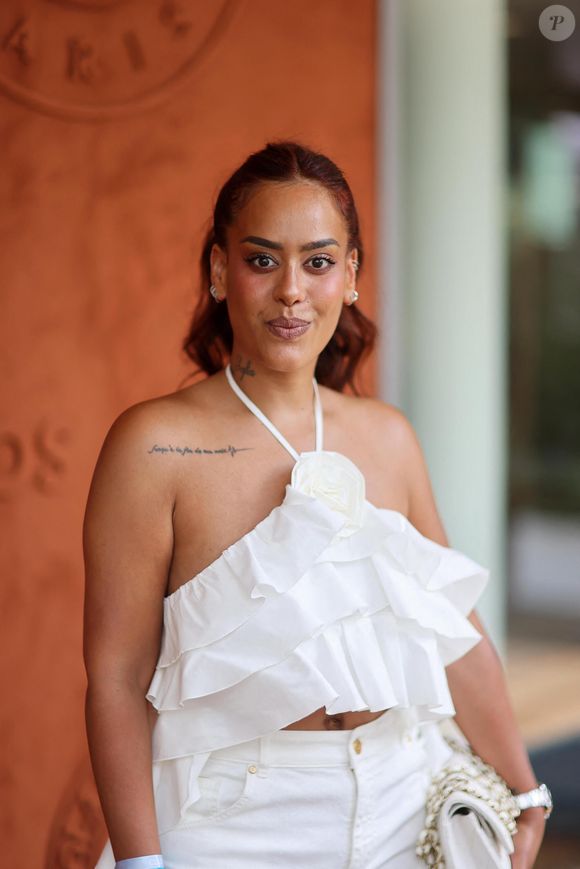 Un cliché qui fait plaisir à voir

Amel Bent - Célébrités au Village lors des Internationaux de France de tennis de Roland Garros 2023 à Paris le 10 juin 2023. © Jacovides-Moreau/Bestimage