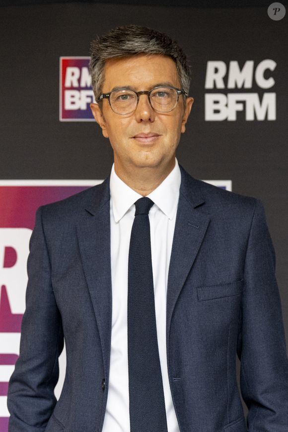 Maxime Switek au photocall de rentrée des journalistes de BFM RMC dans les locaux du groupe CMA CGM à Paris, France, le 26 août 2025. © Pierre Perusseau/Bestimage