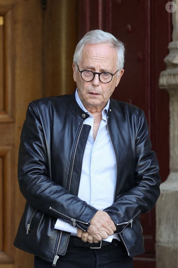 Et l'acteur qui joue dans Un homme heureux ce soir ne mâche pas ses mots sur la vie intra-muros, lui qui vit dans le 18e arrondissement de Paris. 

Fabrice Luchini - Sorties des obsèques de Philippe Labro en l'église de Saint-Germain-des-Prés à Paris le 13 juin 2025. © Dominique Jacovides - Christophe Clovis / Bestimage