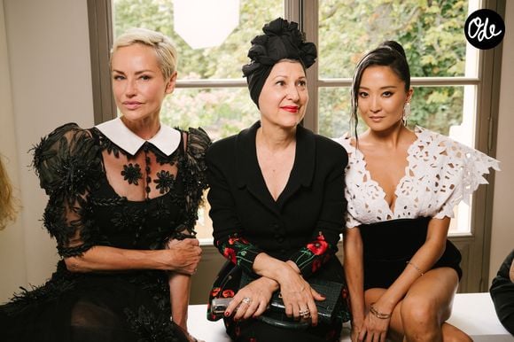Adriana Karembeu portait une robe noire à jeux de transparence, tandis que Nina avait opté pour une robe fleurie et des sandales.

Adriana Karembeu et Ashley Park  au front row du défilé de mode Yanina Couture Collection Haute Couture Automne/Hiver 2026-2027 lors de la Fashion Week de Paris (PFW) au Pavillon Gabriel, France, le 7 juillet 2026. © Sam Delpech/Bestimage