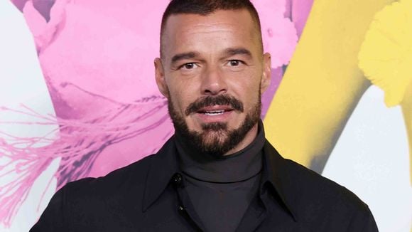 Ricky Martin contraint d’interrompre un concert après qu’un individu s’en soit pris à lui sur scène, il donne de ses nouvelles