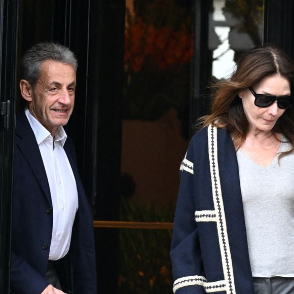 Nicolas Sarkozy et sa femme Carla Bruni - La famille Sarkozy réunie au restaurant du "Four Seasons Hôtel George V" pour l'anniversaire de Giulia Sarkozy (14 ans) à Paris, France, le 19 octobre 2025. Nicolas profite au maximum de ses derniers jours de liberté avant son incarcération à la prison de la Santé mardi 21 octobre. © Bestimage