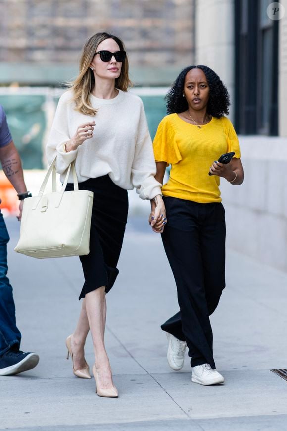 Exclusif - Angelina Jolie et sa fille Zahara Jolie-Pitt se promènent à New York, le 16 mai 2023. © The ImageDirect / Bestimage