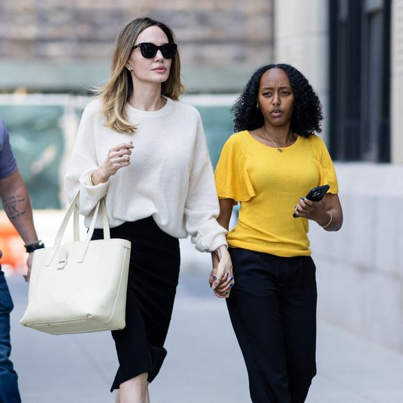 Exclusif - Angelina Jolie et sa fille Zahara Jolie-Pitt se promènent à New York, le 16 mai 2023. © The ImageDirect / Bestimage