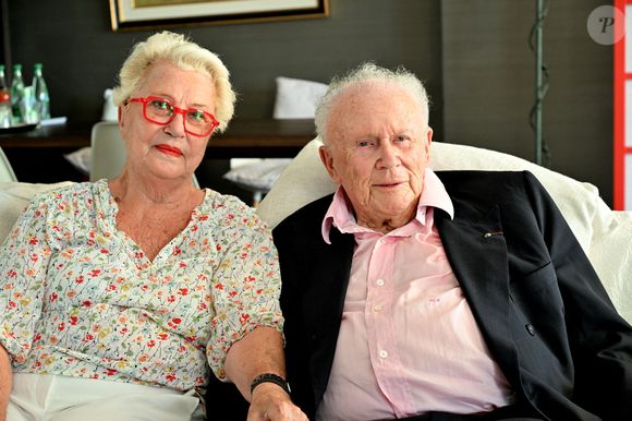 Info - Philippe Bouvard fête ses 70 ans de mariage avec Colette - Exclusif - Prix Spécial - No Web - Rendez-vous avec Philippe Bouvard et sa femme Colette à leur domicile à Cannes, France, le 24 août 2022, pour une interview. Comme vous le savez certainement, Mr Bouvard est sourd et aveugle mais il a toute sa tête.   INTERVIEW DISPONIBLE  © Bruno Bebert/Bestimage