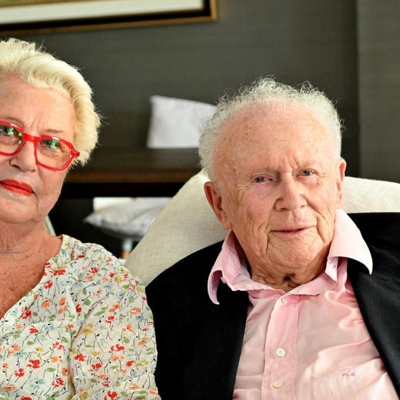 Info - Philippe Bouvard fête ses 70 ans de mariage avec Colette - Exclusif - Prix Spécial - No Web - Rendez-vous avec Philippe Bouvard et sa femme Colette à leur domicile à Cannes, France, le 24 août 2022, pour une interview. Comme vous le savez certainement, Mr Bouvard est sourd et aveugle mais il a toute sa tête.   INTERVIEW DISPONIBLE  © Bruno Bebert/Bestimage