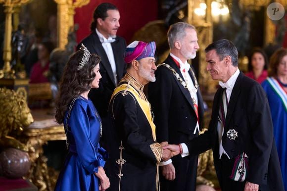 Letizia d'Espagne avait les cheveux ondulés mais aussi un sublime diadème.

Le roi Felipe VI d'Espagne et la reine Letizia lors de la cérémonie d'accueil du sultan d'Oman Haïtham ben Tariq à Madrid le 4 novembre 2025. Photo par Cordon / Bestimage