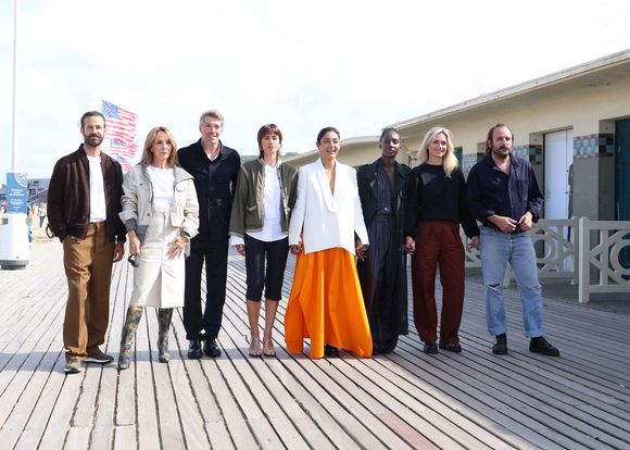 La présidente des membres du jury Golshifteh Farahani entourée de Benjamin Millepied, Philippine Leroy-Beaulieu, Thomas Cailley, Emilie Tronche, Eye Haidara, Katell Quillevere et Vincent Macaigne lors du photocall des membres du jury lors du 51e Festival du Cinéma Américain de Deauville le 8 septembre 2025. © Denis Guignebourg/Bestimage