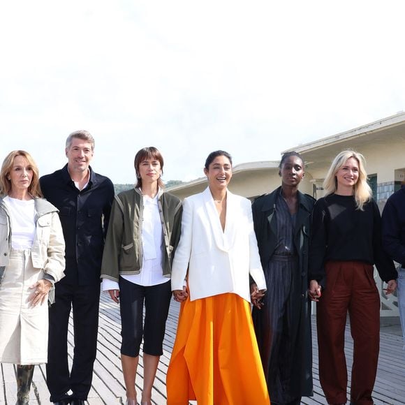 La présidente des membres du jury Golshifteh Farahani entourée de Benjamin Millepied, Philippine Leroy-Beaulieu, Thomas Cailley, Emilie Tronche, Eye Haidara, Katell Quillevere et Vincent Macaigne lors du photocall des membres du jury lors du 51e Festival du Cinéma Américain de Deauville le 8 septembre 2025. © Denis Guignebourg/Bestimage