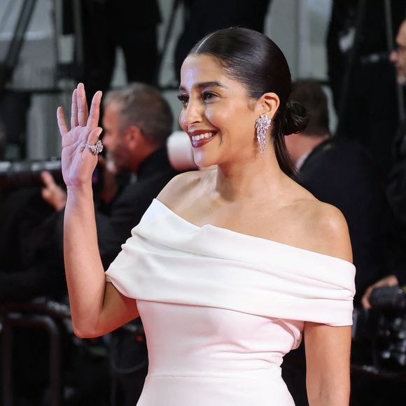 Leïla Bekhti à la montée des marches du film « Alpha » lors du 78ème Festival International du Film de Cannes, au Palais des Festivals à Cannes. Le 19 mai 2025. © Jacovides-Moreau / Bestimage
