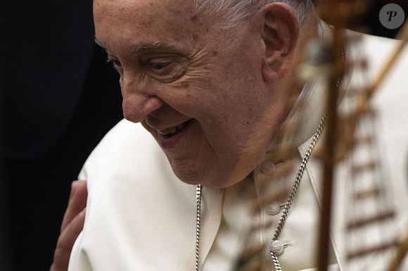 Jorge Mario Bergoglio, plus connu sous son nom de règne, François, est mort ce lundi 21 avril à 88 ans. Né en 1936 à Buenos Aires en Argentine, Jorge Mario Bergoglio était le premier pape non-européen depuis le VIIIe siècle.