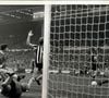 L’ancien attaquant a marqué l’histoire de Liverpool, Hambourg et Newcastle.

Le troisième but de Liverpool : Kevin Keegan (à droite) s’apprête à envoyer le ballon dans les filets de Newcastle, tandis que le gardien Iam McFaul est déjà au sol après avoir repoussé une précédente frappe. Liverpool a battu Newcastle trois buts à zéro et a ainsi remporté la finale de la Coupe d’Angleterre (FA Cup) au stade de Wembley, à Londres.

Credit Image: © Keystone Pictures USA/ZUMAPRESS.com