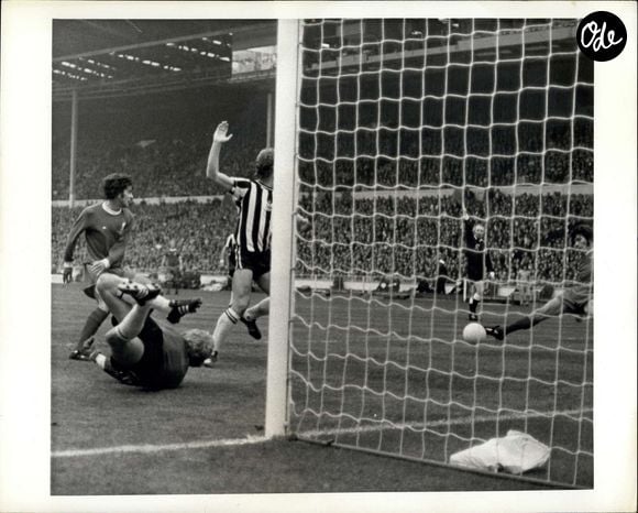 L’ancien attaquant a marqué l’histoire de Liverpool, Hambourg et Newcastle.

Le troisième but de Liverpool : Kevin Keegan (à droite) s’apprête à envoyer le ballon dans les filets de Newcastle, tandis que le gardien Iam McFaul est déjà au sol après avoir repoussé une précédente frappe. Liverpool a battu Newcastle trois buts à zéro et a ainsi remporté la finale de la Coupe d’Angleterre (FA Cup) au stade de Wembley, à Londres.

Credit Image: © Keystone Pictures USA/ZUMAPRESS.com