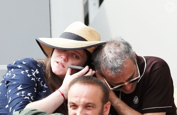 Photo : Elie Semoun et sa compagne (enceinte) dans les tribunes lors des  Internationaux de France de Tennis de Roland Garros 2025. Paris, le 1er  Juin 2025. © Dominique Jacovides/Bestimage - Purepeople