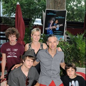 EXCLUSIF - Paul Belmondo en famille, avec sa femme Luana et ses enfants Victor, Alessandro et Giacomo. Paul Belmondo joue pendant un mois à Avignon, au théâtre Monte-Charge, dans la pièce « Traitement de choc », aux côtés de Delphine Depardieu, mise en scène d'Olivier Belmondo.