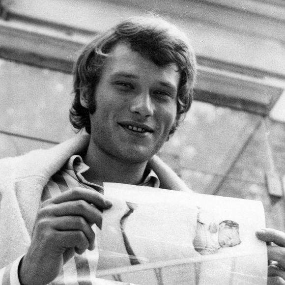 Le 15 août 1966 - Paris, France - Johnny Hallyday tient une photo de son fils David, qui vient de naître. Photo Keystone Press Agency/ZUMA Press Wire/ABACAPRESS.COM