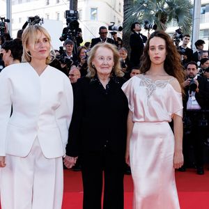 Le duo mère-fille a attiré tous les regards grâce à leurs looks parfaitement coordonnés.
Judith Godrèche, Annie Ernaux, Tess Barthélémy - Montée des marches du film " El Ser Querido " lors du 79ème Festival International du Film de Cannes, le 16 mai 2026. © Jacovides-Moreau / Bestimage