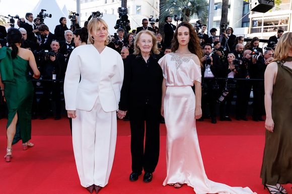 Le duo mère-fille a attiré tous les regards grâce à leurs looks parfaitement coordonnés.

Judith Godrèche, Annie Ernaux, Tess Barthélémy - Montée des marches du film " El Ser Querido " lors du 79ème Festival International du Film de Cannes, le 16 mai 2026. © Jacovides-Moreau / Bestimage