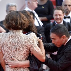 et un jury debout. Mais quelques heures plus tôt, lors de l'ultime montée des marches de cette édition, deux stars du cinéma ont eu un accrochage passé inaperçu. 

Halle Berry et Juliette Binoche - Montée des marches de la cérémonie de clôture du 78ème Festival International du Film de Cannes le 24 mai 2025.
© Action Press / Bestimage