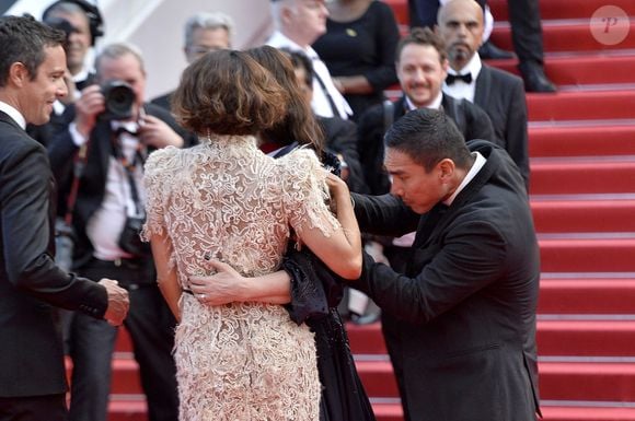 et un jury debout. Mais quelques heures plus tôt, lors de l'ultime montée des marches de cette édition, deux stars du cinéma ont eu un accrochage passé inaperçu. 

Halle Berry et Juliette Binoche - Montée des marches de la cérémonie de clôture du 78ème Festival International du Film de Cannes le 24 mai 2025.
© Action Press / Bestimage