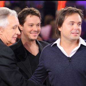 Michel Sardou entouré de ses deux fils Romain et Davy lors de l'enregistrement de l'émission "Vivement Dimanche" de Michel Drucker, à Paris, France, le 24 septembre 2008. © Guillaume Gaffiot/Bestimage