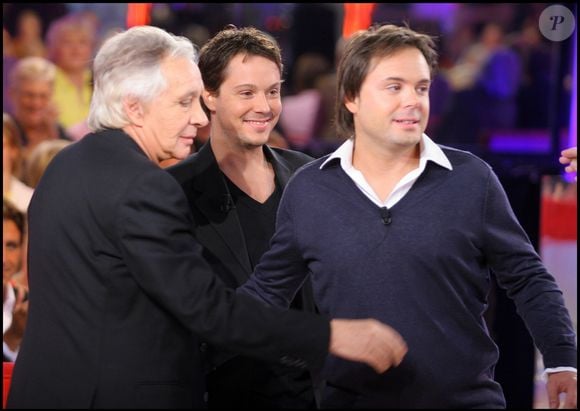 Michel Sardou entouré de ses deux fils Romain et Davy lors de l'enregistrement de l'émission "Vivement Dimanche" de Michel Drucker, à Paris, France, le 24 septembre 2008. © Guillaume Gaffiot/Bestimage